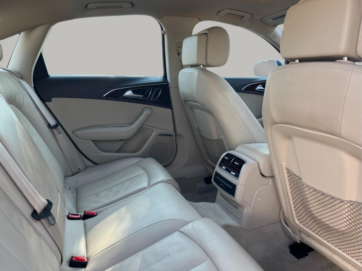 Additional photo of vehicle.