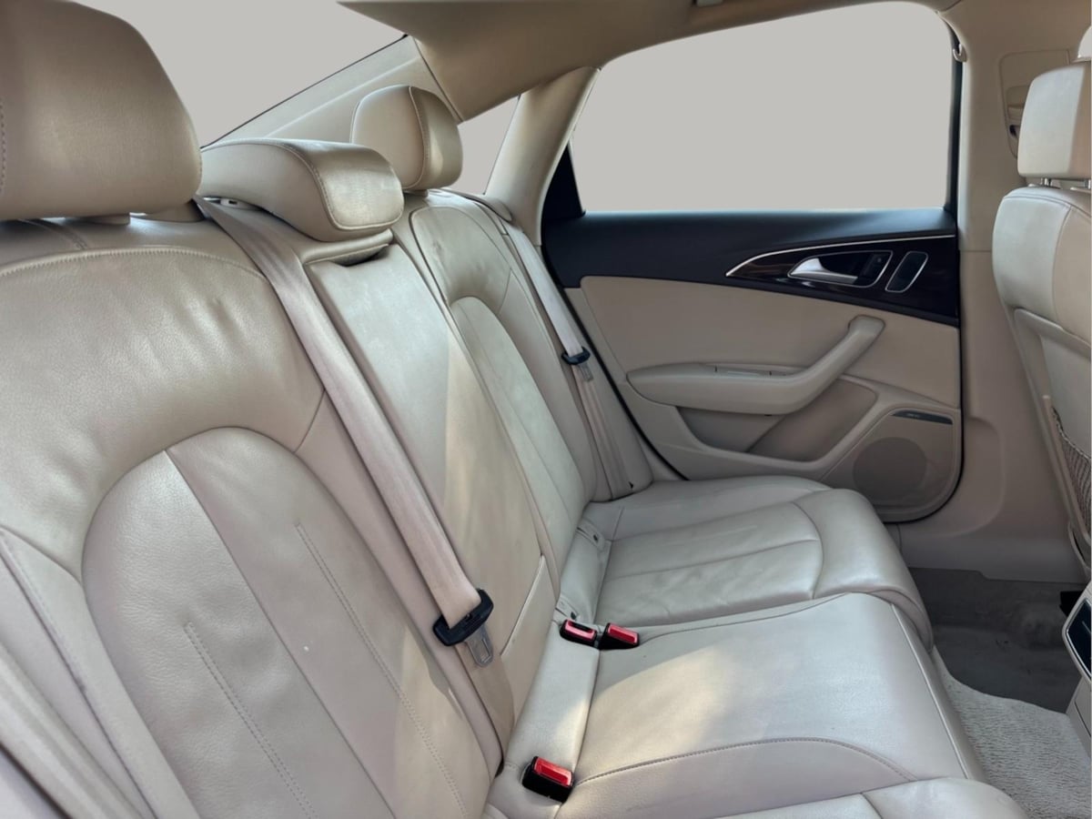 Additional photo of vehicle.