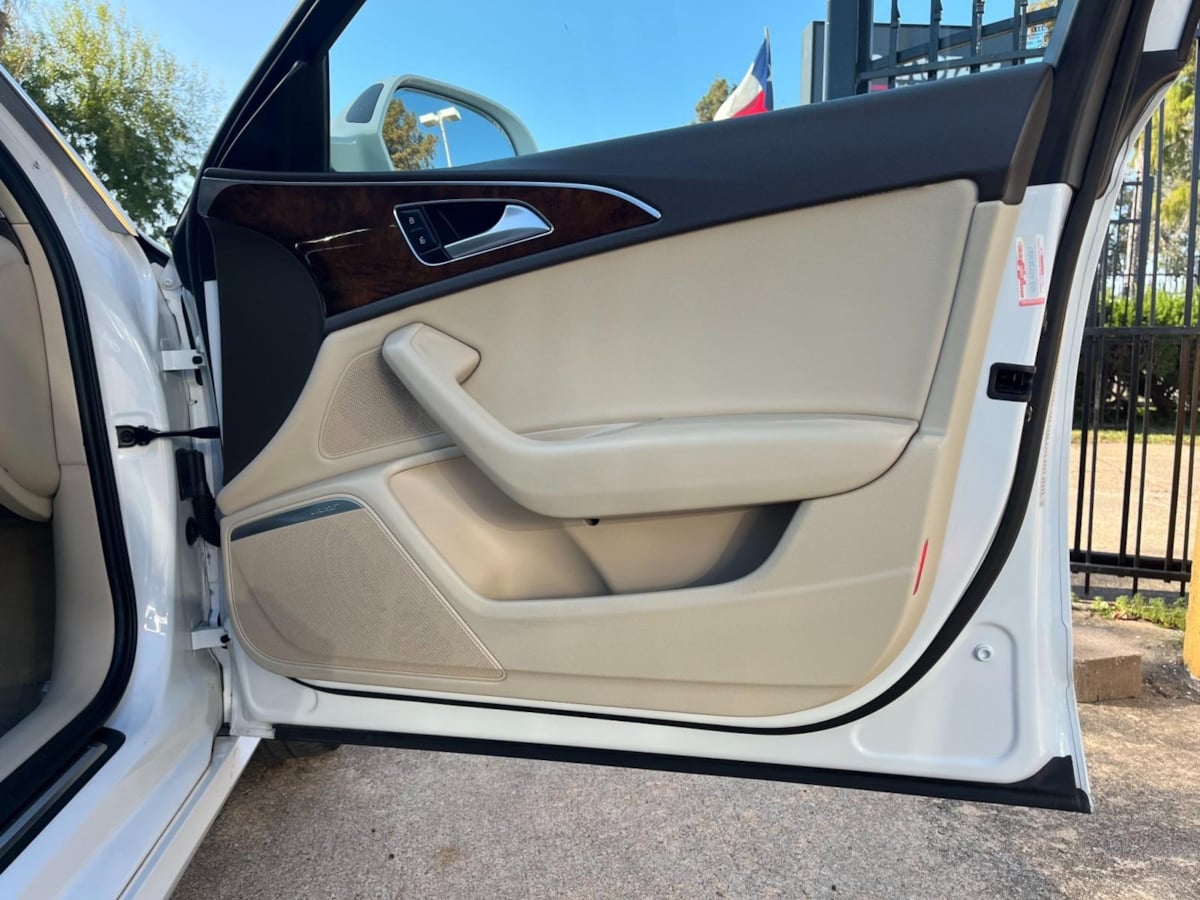 Additional photo of vehicle.