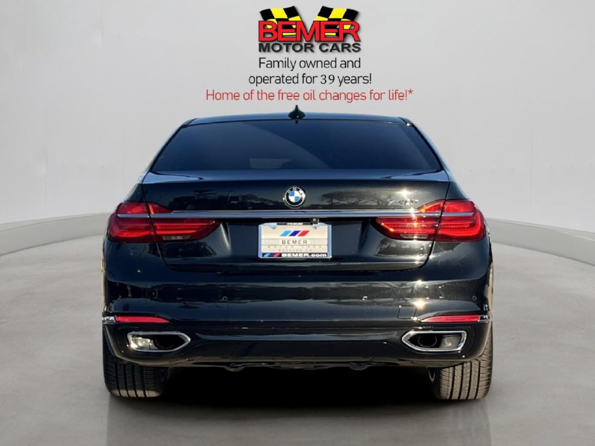 Additional photo of vehicle.