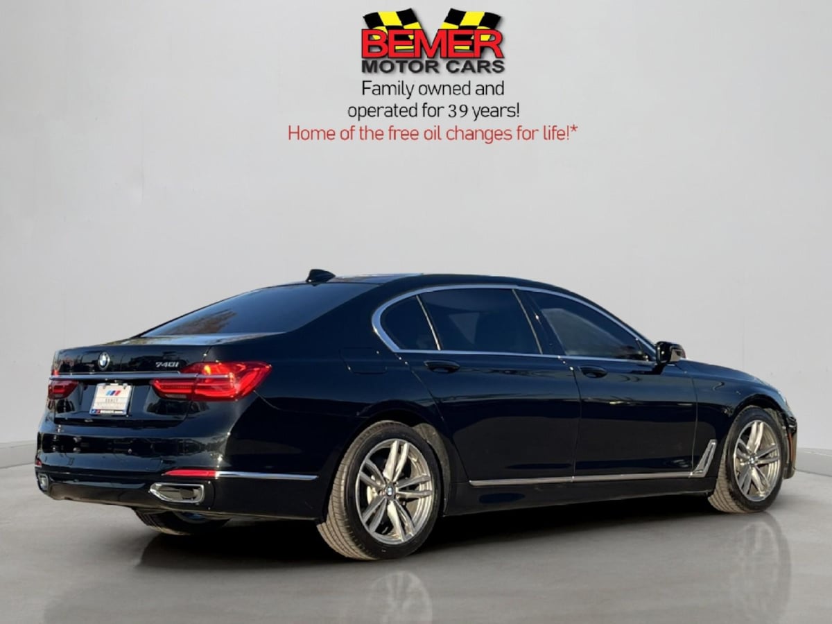 Additional photo of vehicle.