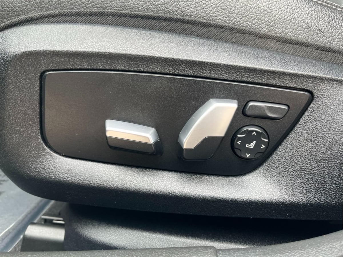 Additional photo of vehicle.