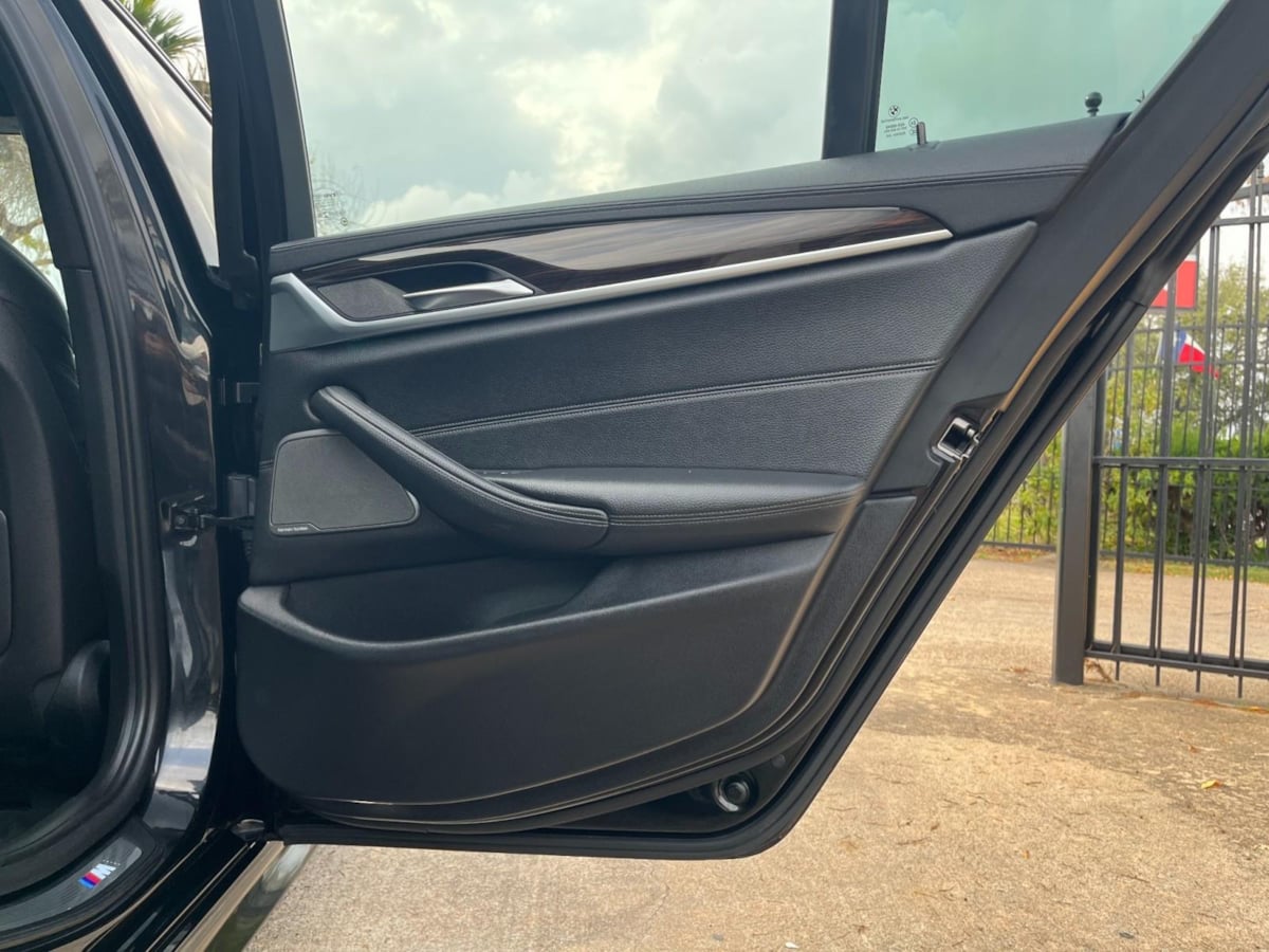 Additional photo of vehicle.