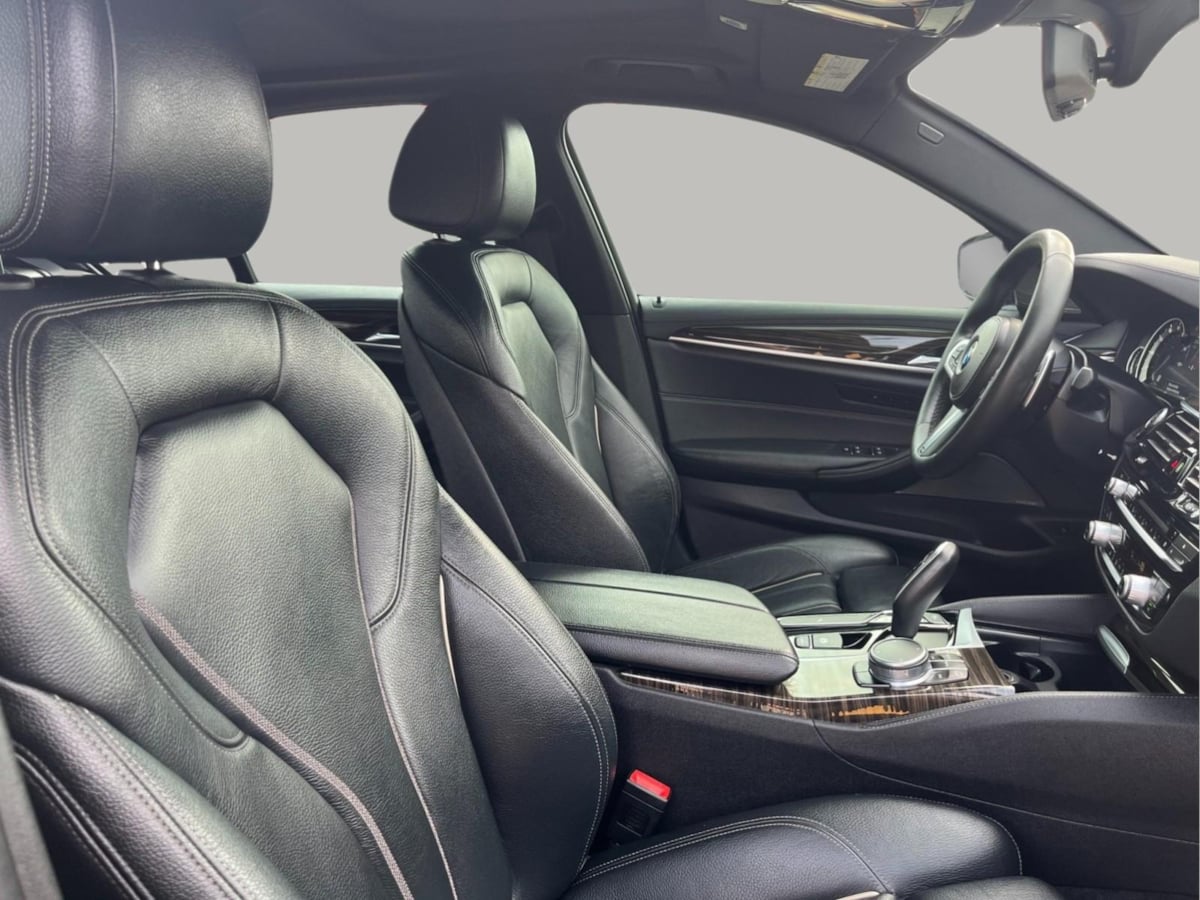 Additional photo of vehicle.