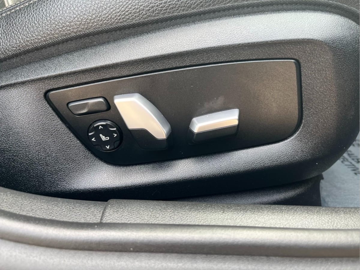 Additional photo of vehicle.