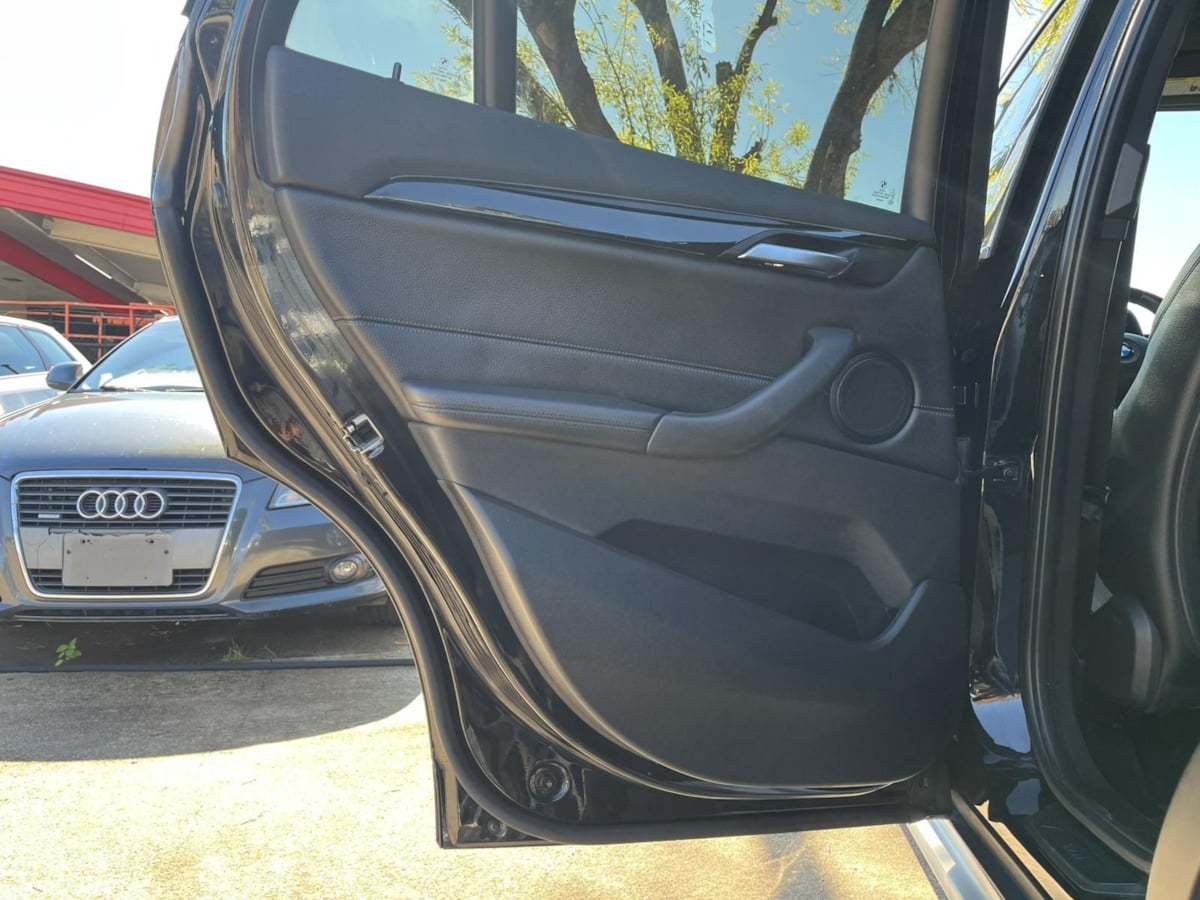 Additional photo of vehicle.