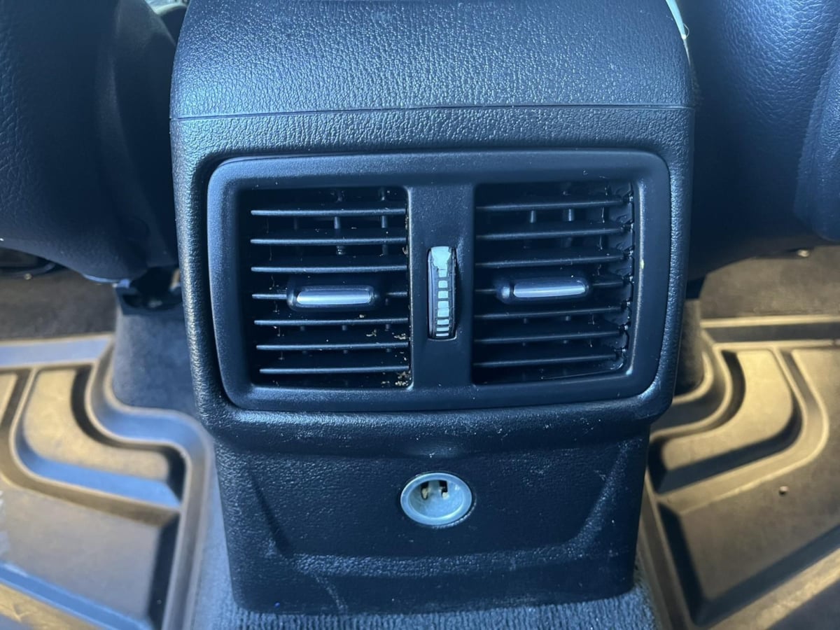 Additional photo of vehicle.