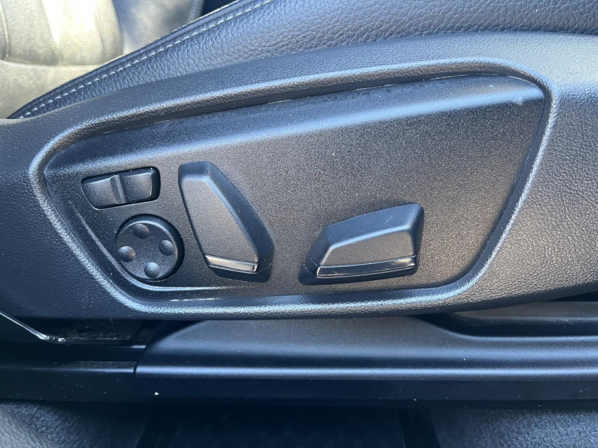 Additional photo of vehicle.