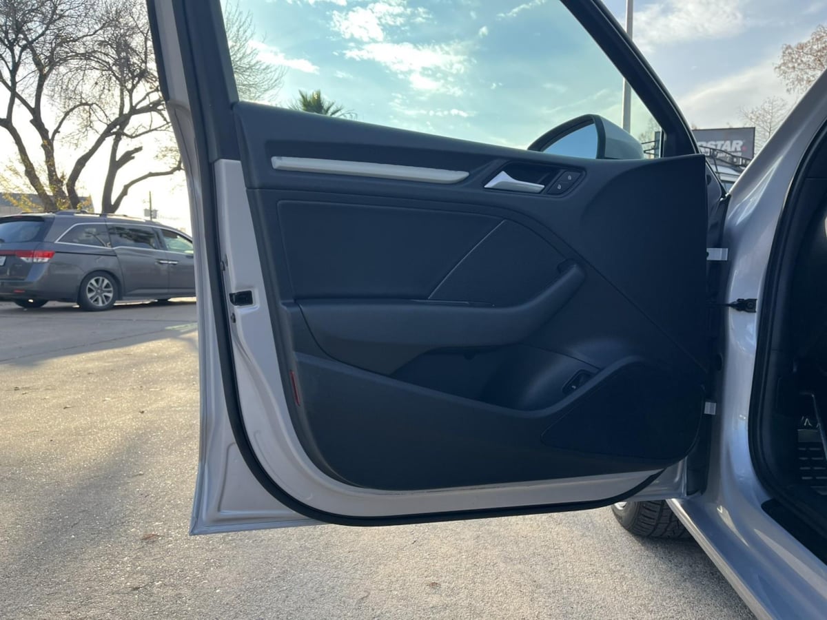 Additional photo of vehicle.