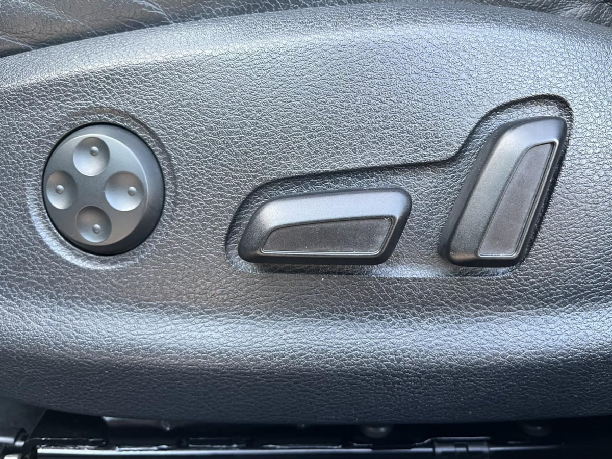 Additional photo of vehicle.