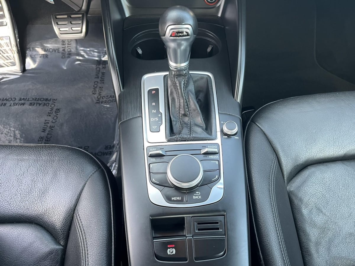 Additional photo of vehicle.