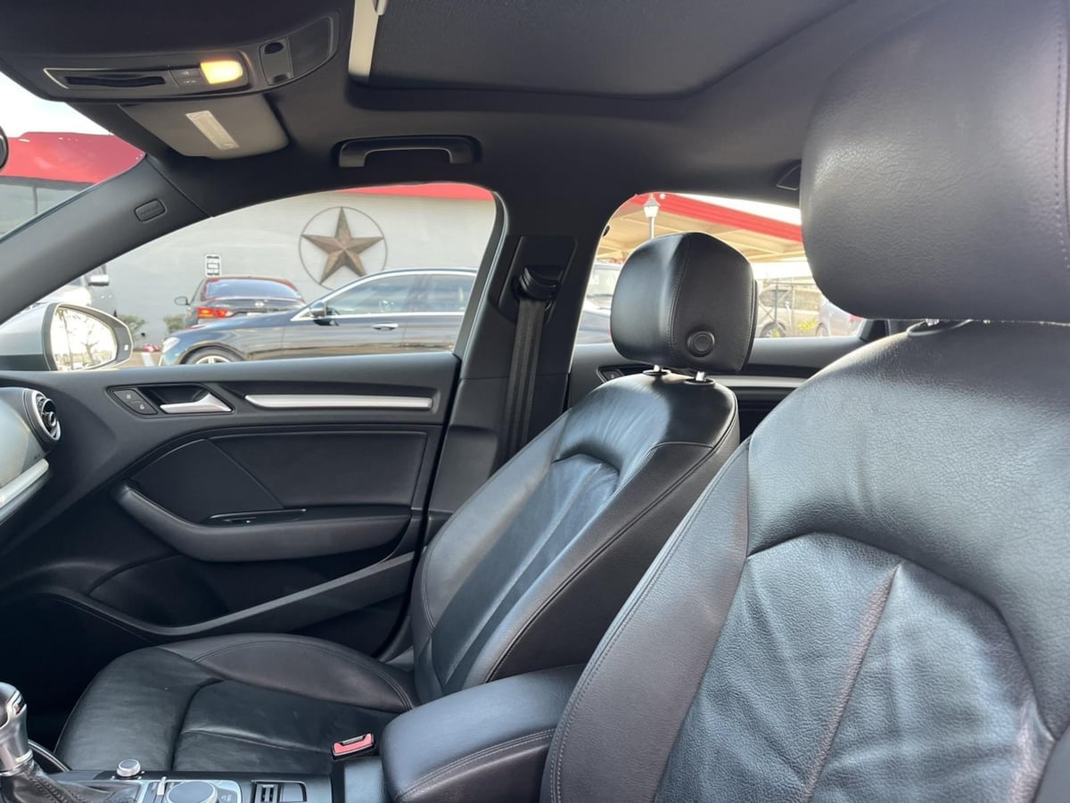 Additional photo of vehicle.