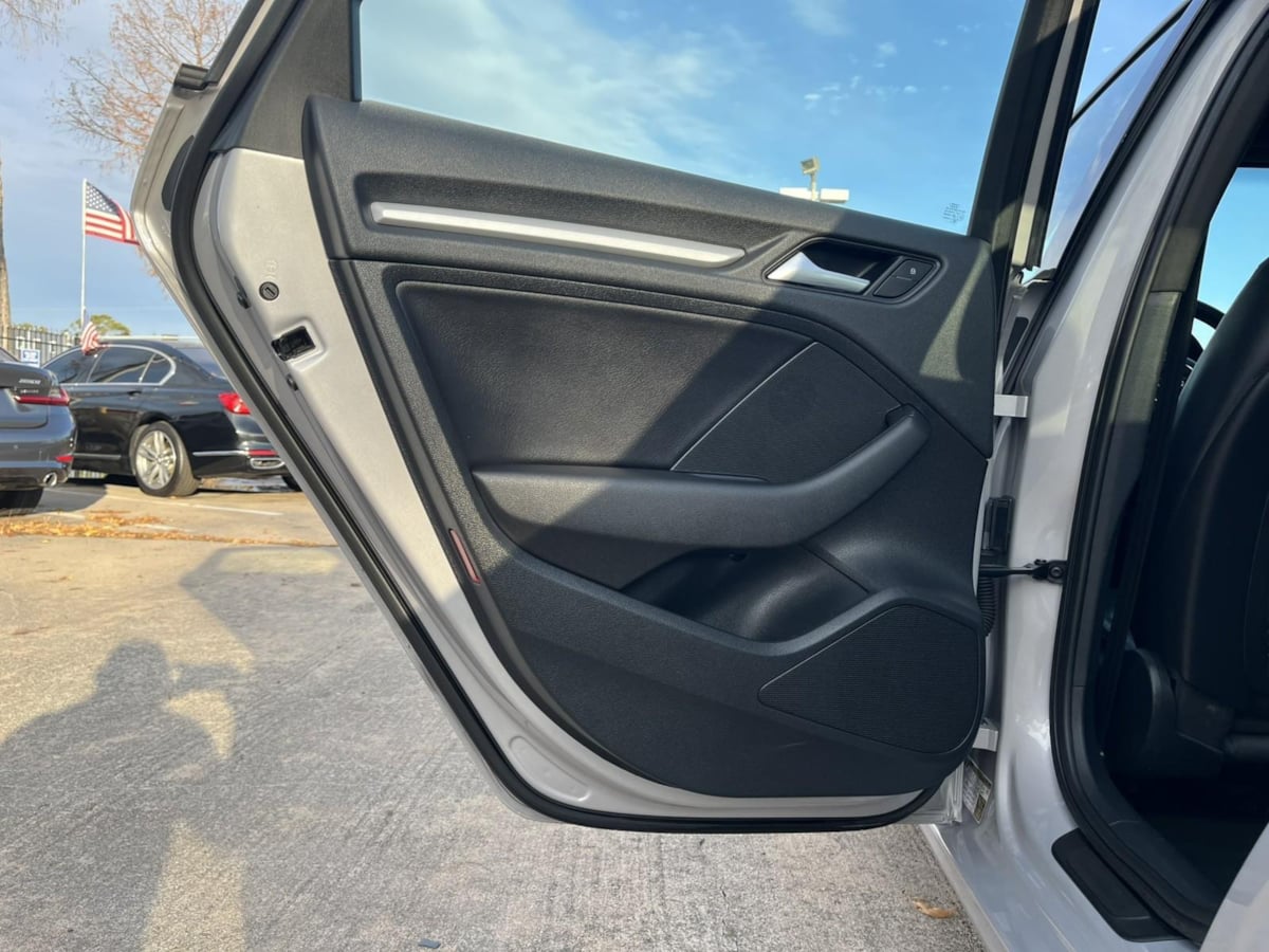 Additional photo of vehicle.