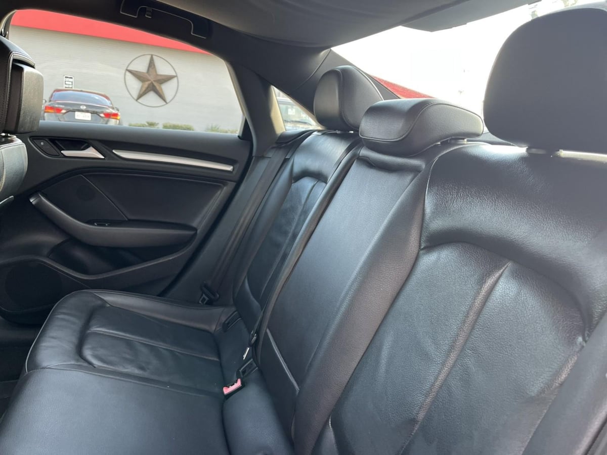 Additional photo of vehicle.