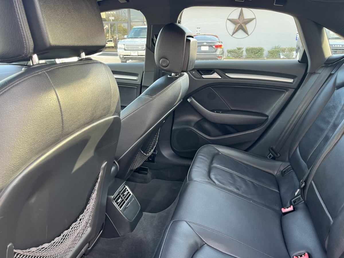 Additional photo of vehicle.