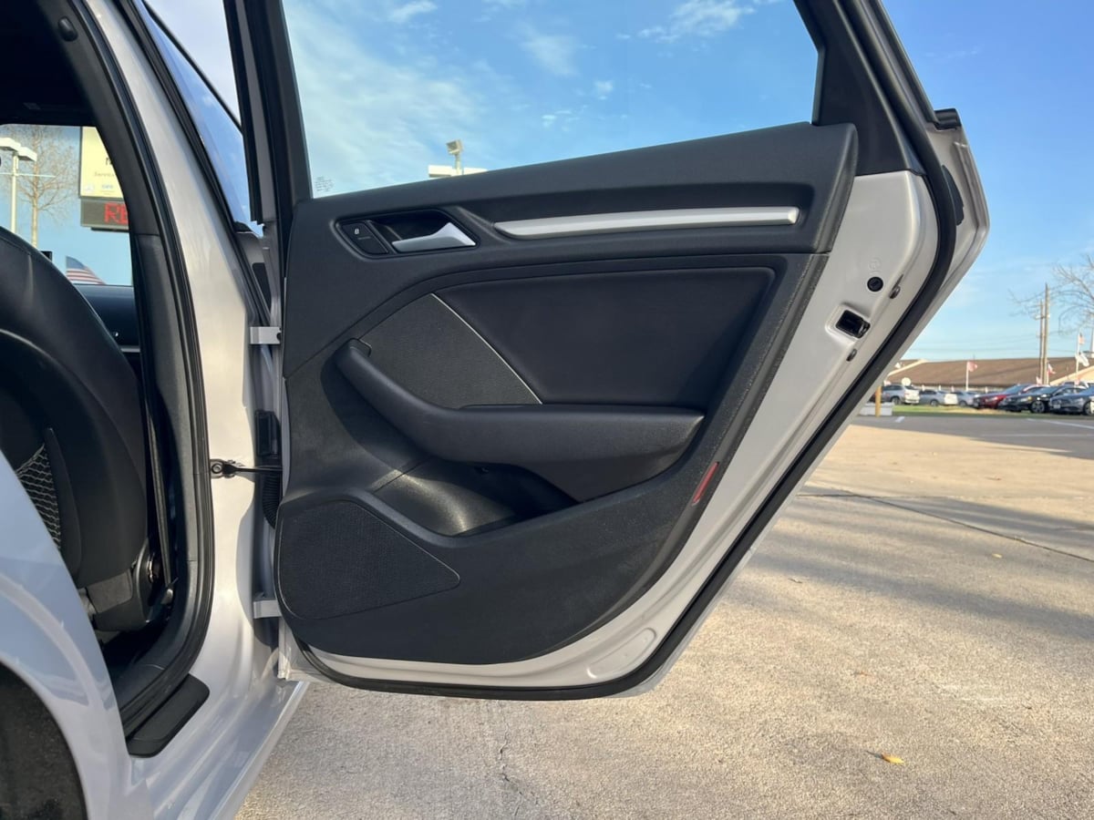 Additional photo of vehicle.