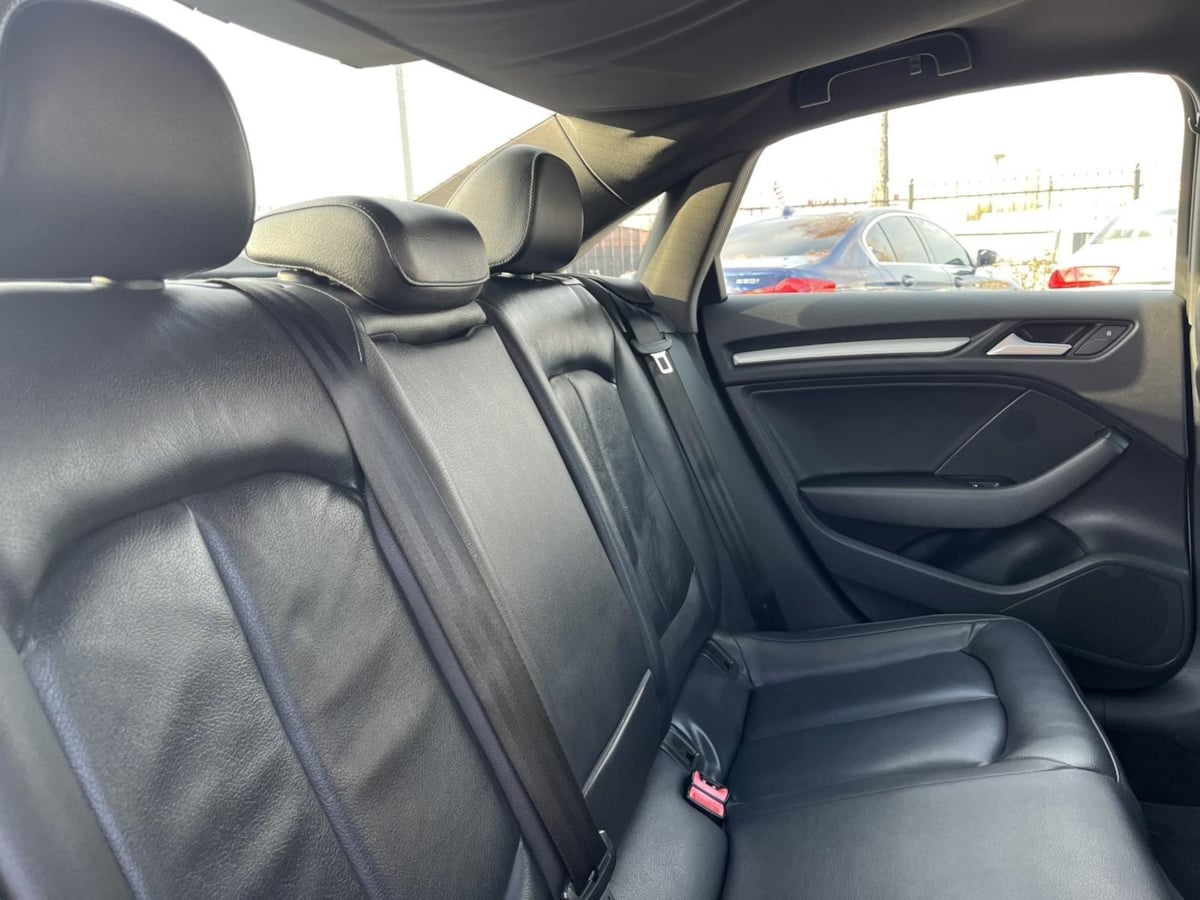 Additional photo of vehicle.