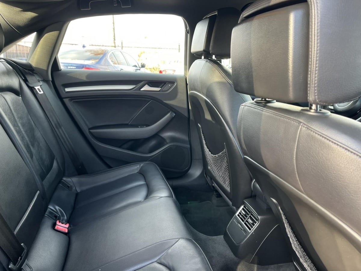 Additional photo of vehicle.