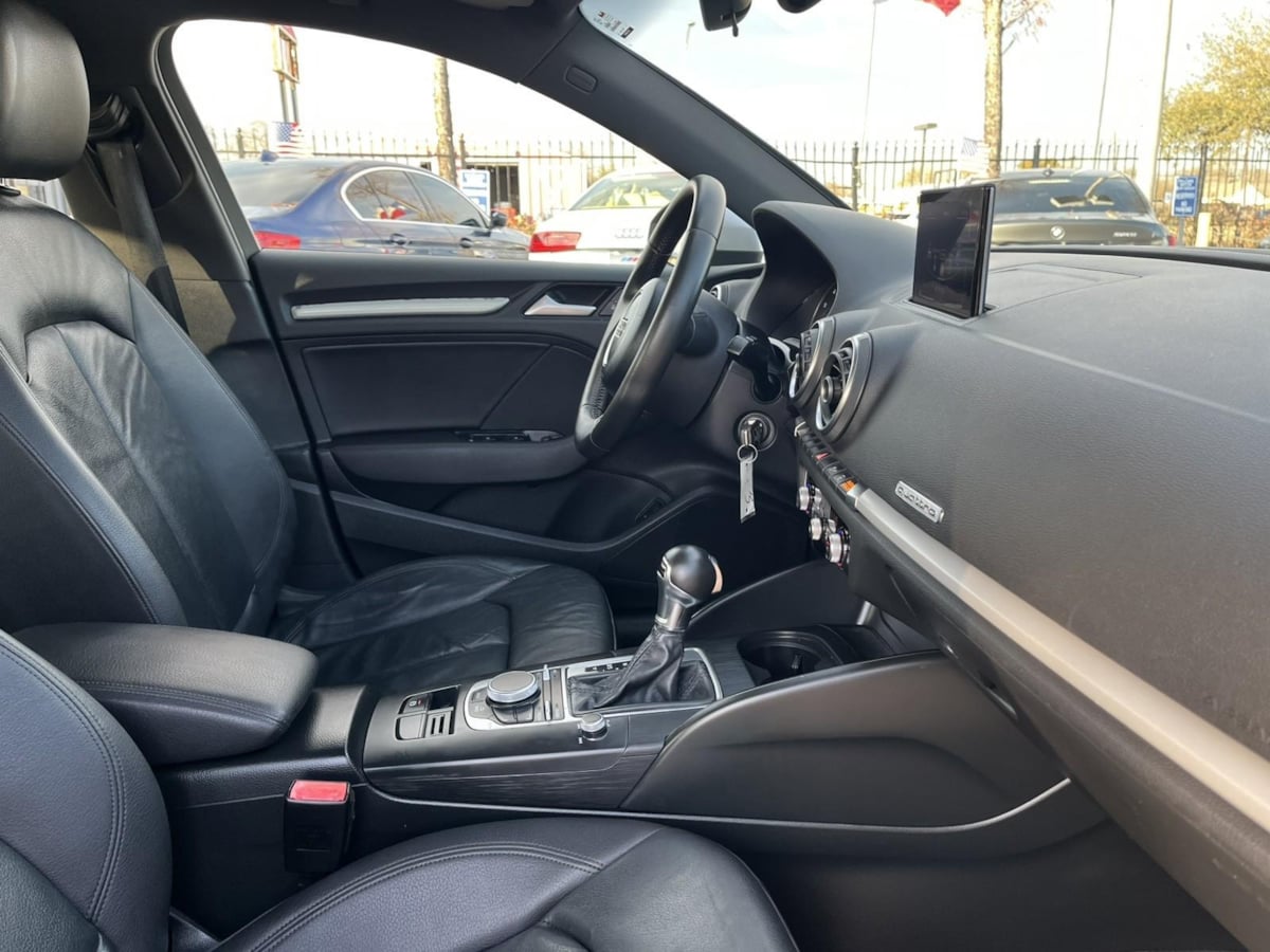 Additional photo of vehicle.