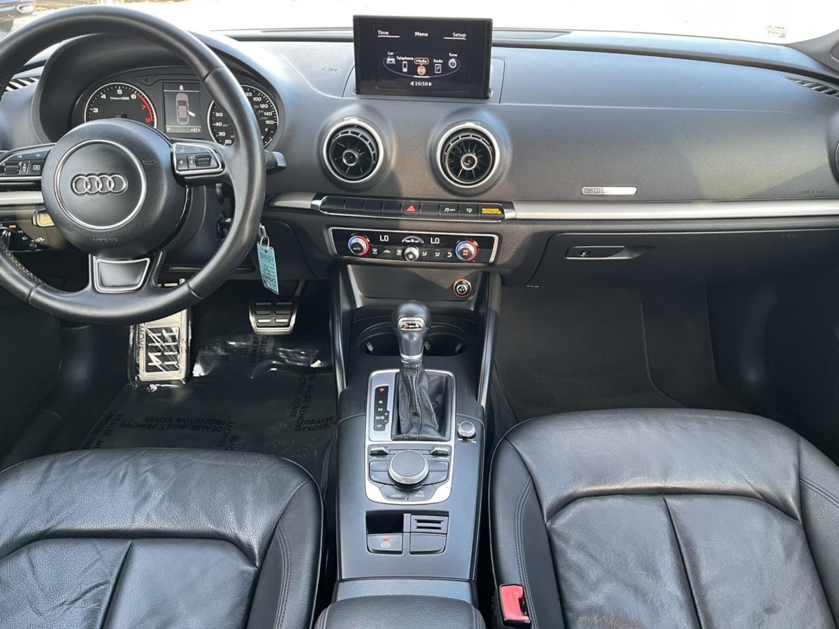 Additional photo of vehicle.