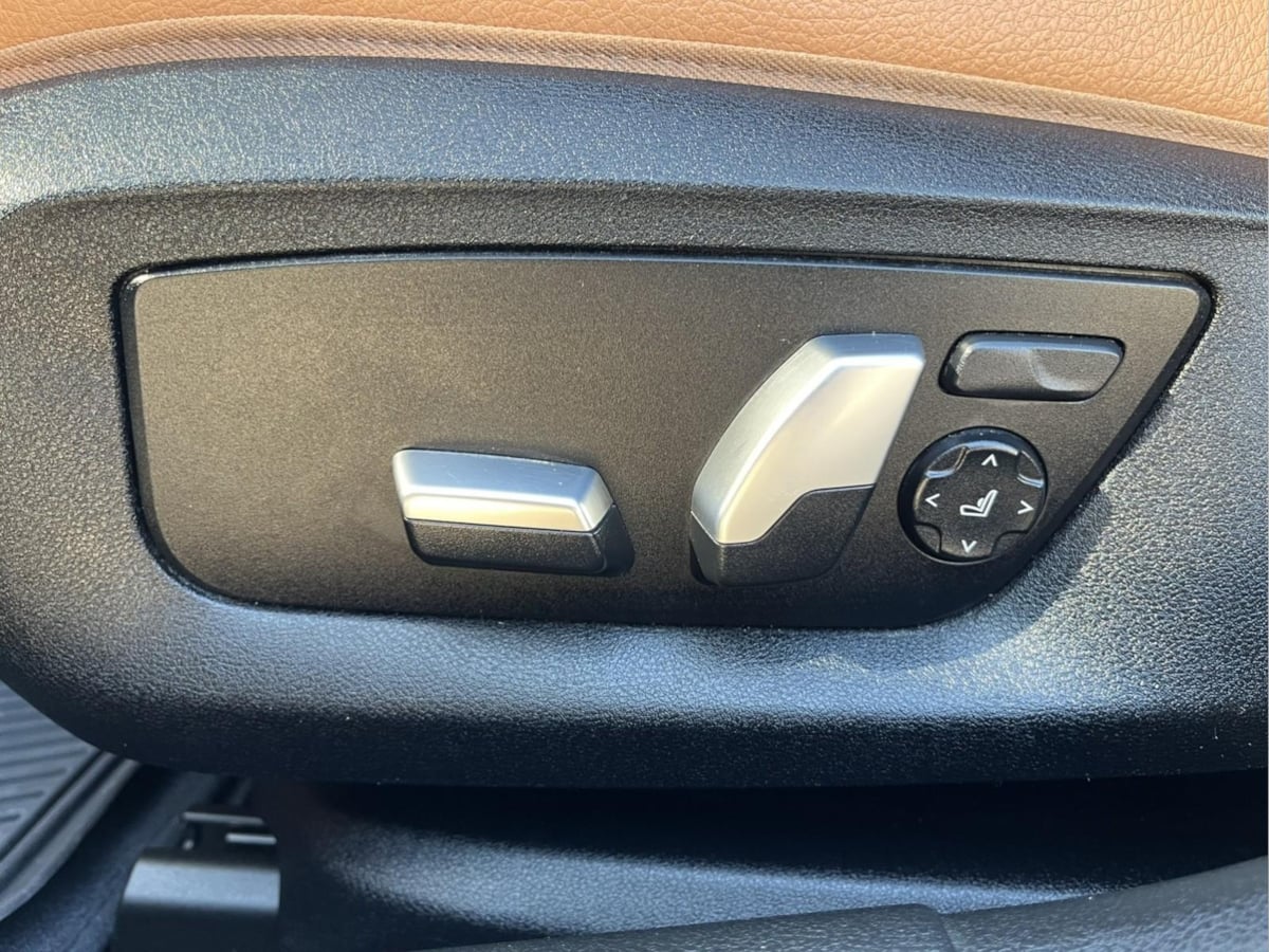 Additional photo of vehicle.