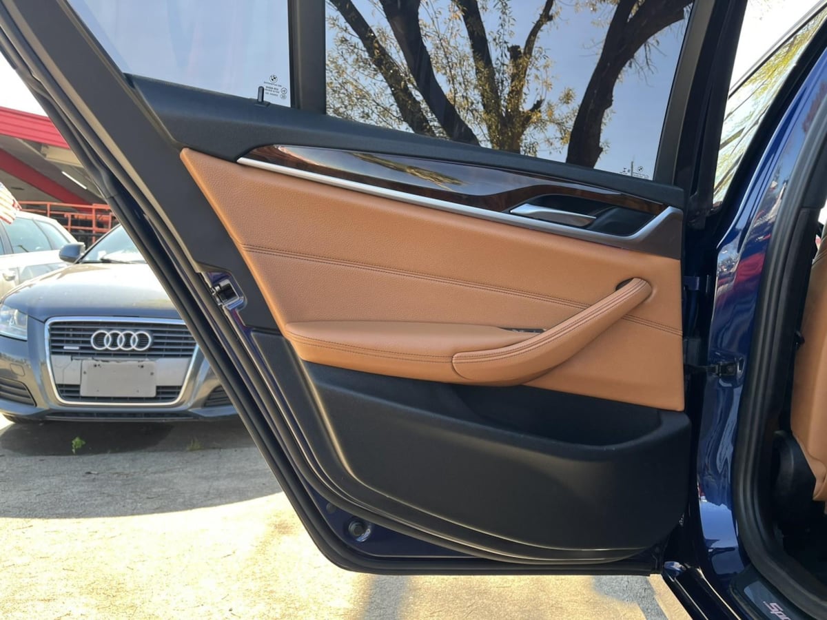 Additional photo of vehicle.