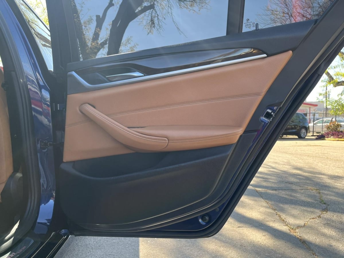 Additional photo of vehicle.