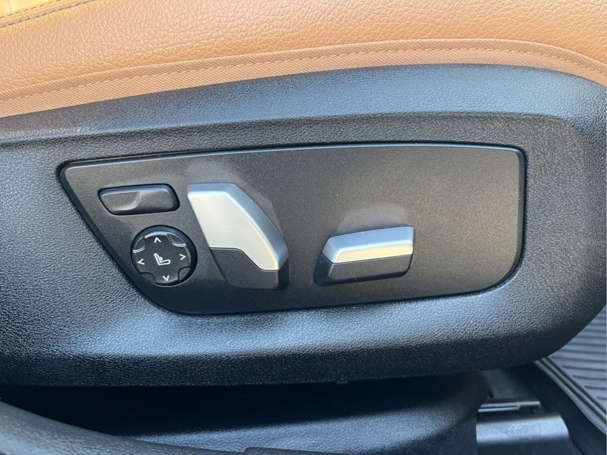 Additional photo of vehicle.