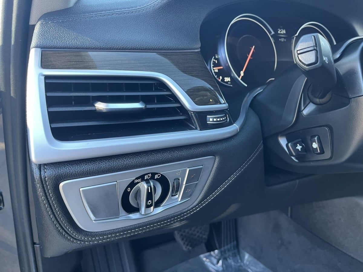 Additional photo of vehicle.