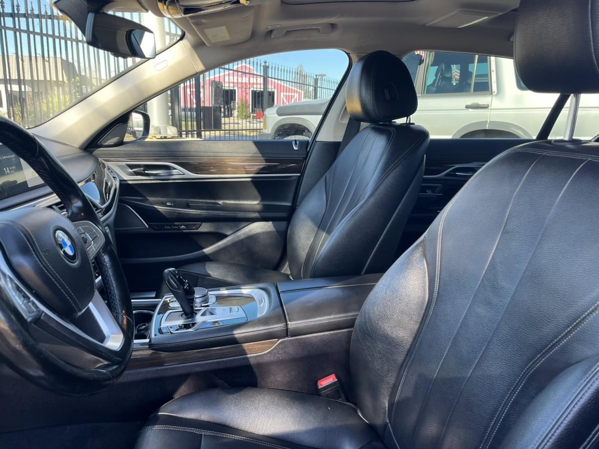 Additional photo of vehicle.