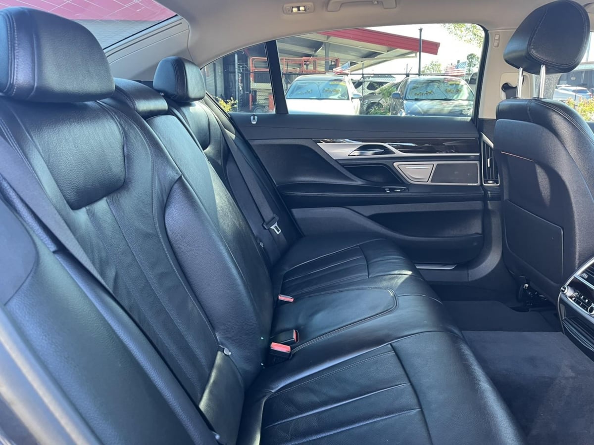 Additional photo of vehicle.