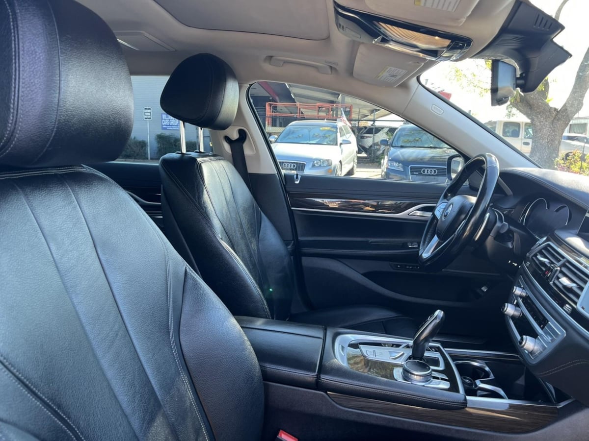 Additional photo of vehicle.