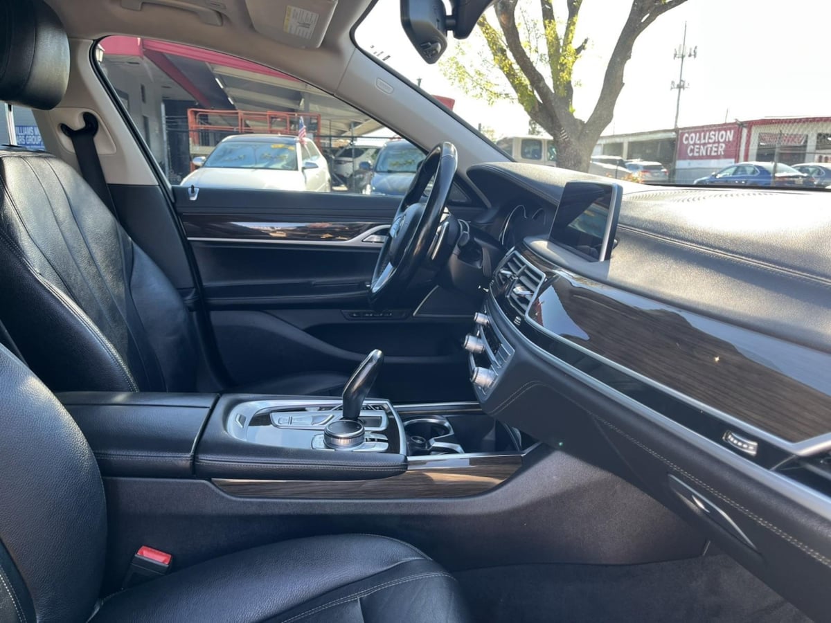 Additional photo of vehicle.