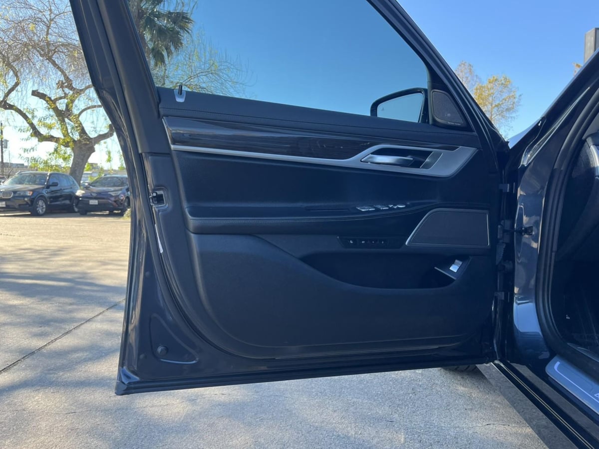 Additional photo of vehicle.