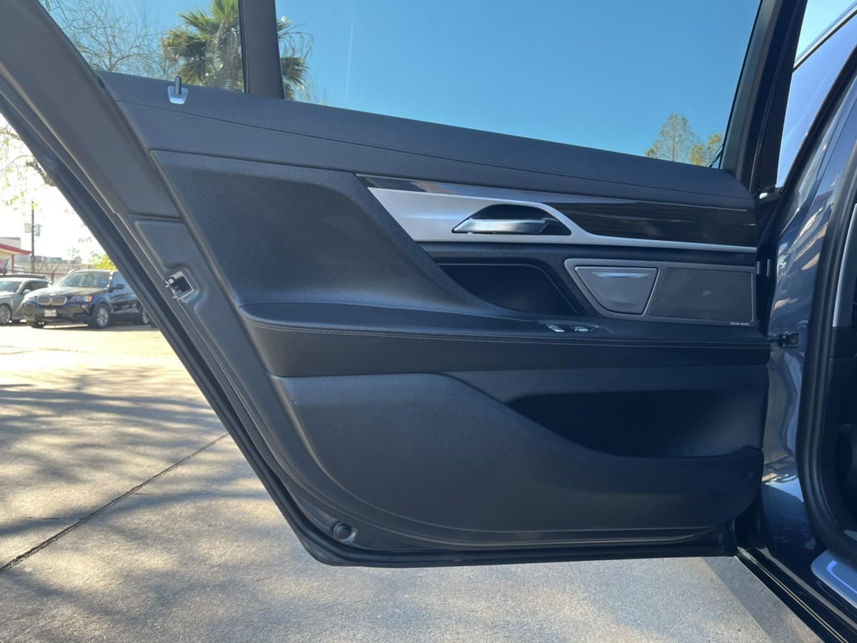 Additional photo of vehicle.