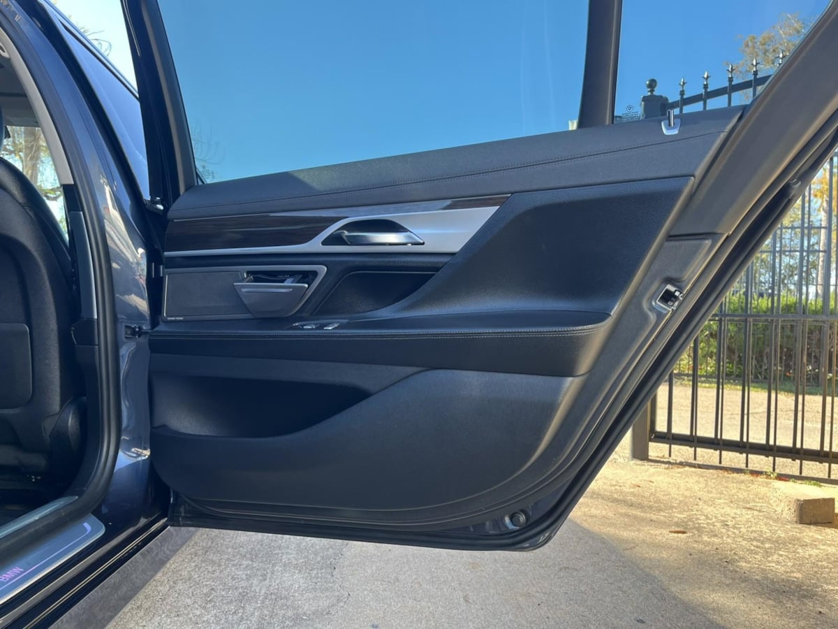 Additional photo of vehicle.