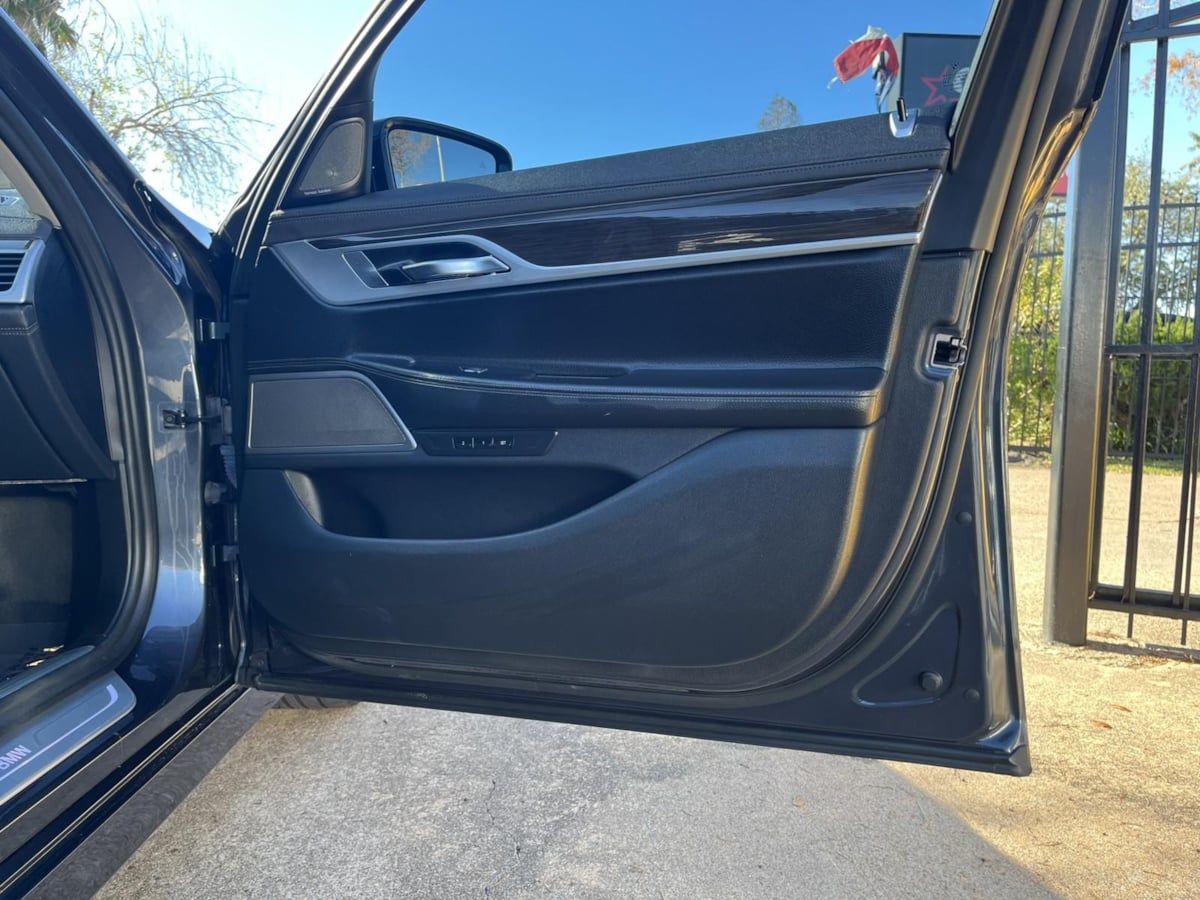 Additional photo of vehicle.