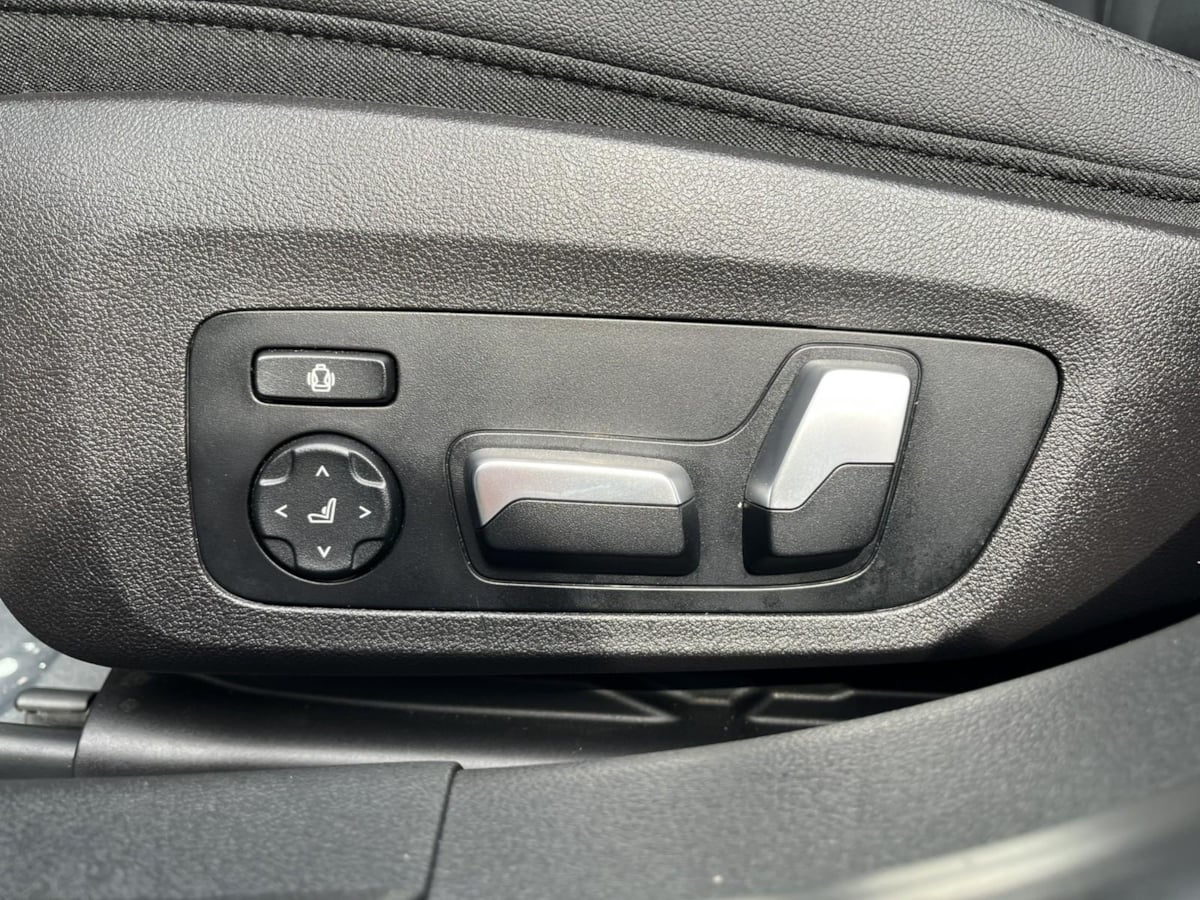 Additional photo of vehicle.