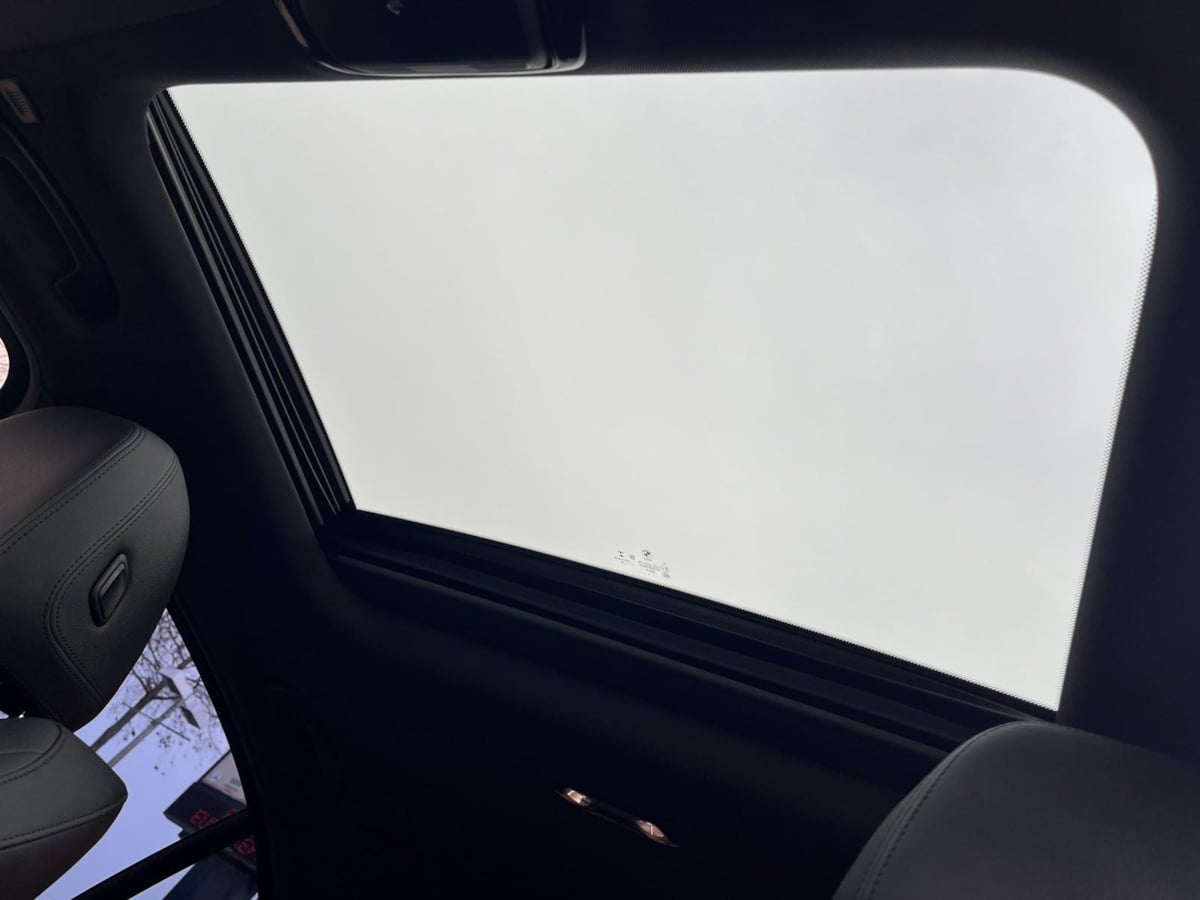 Additional photo of vehicle.