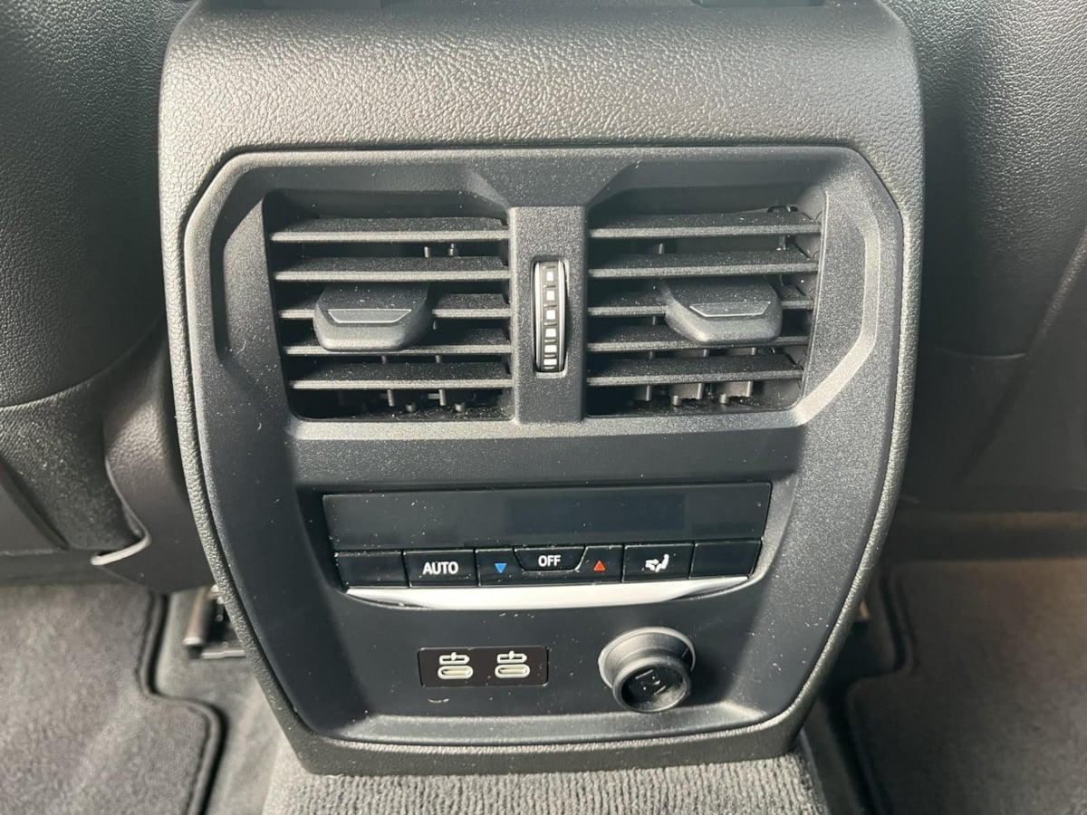 Additional photo of vehicle.