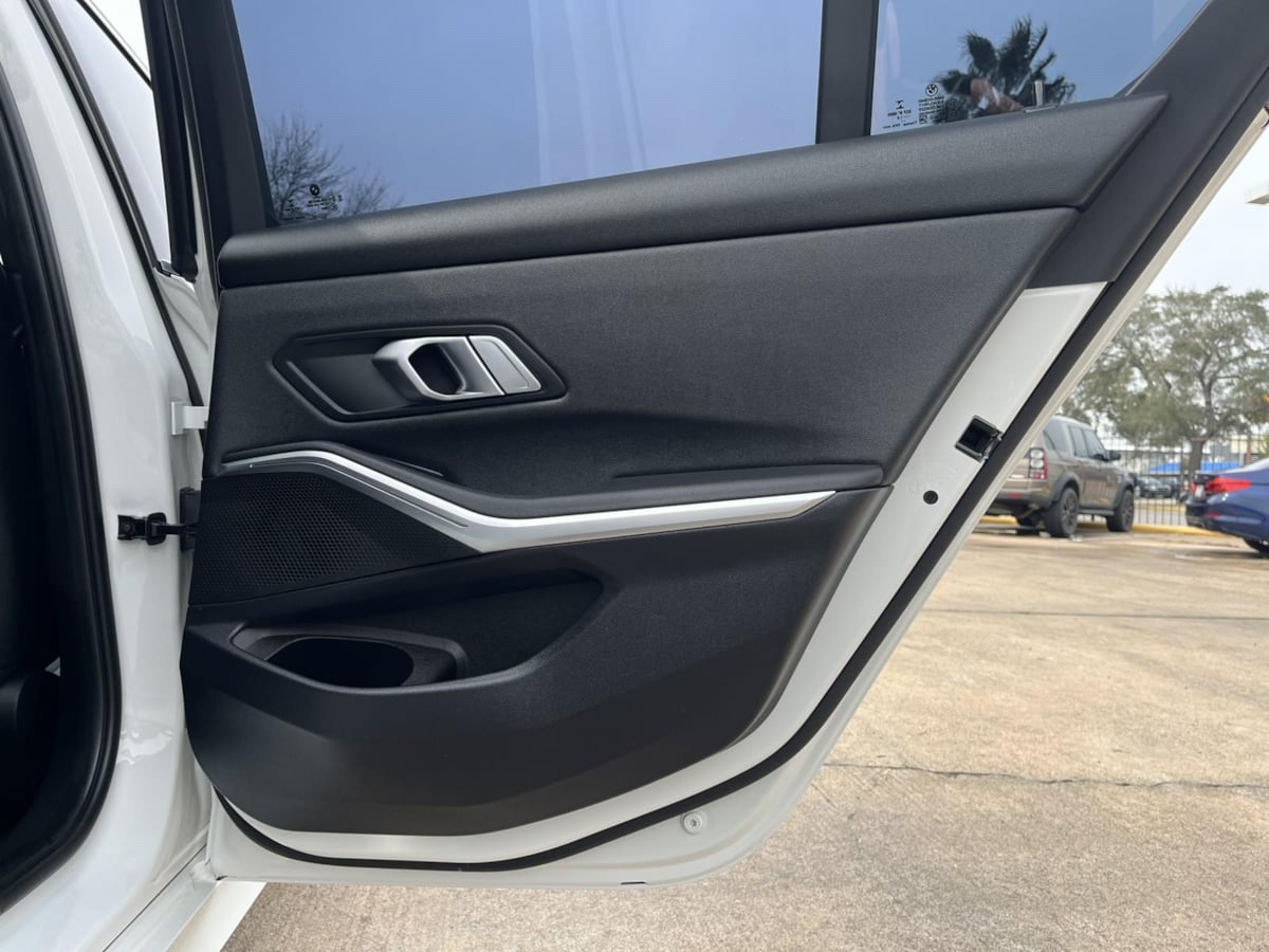 Additional photo of vehicle.