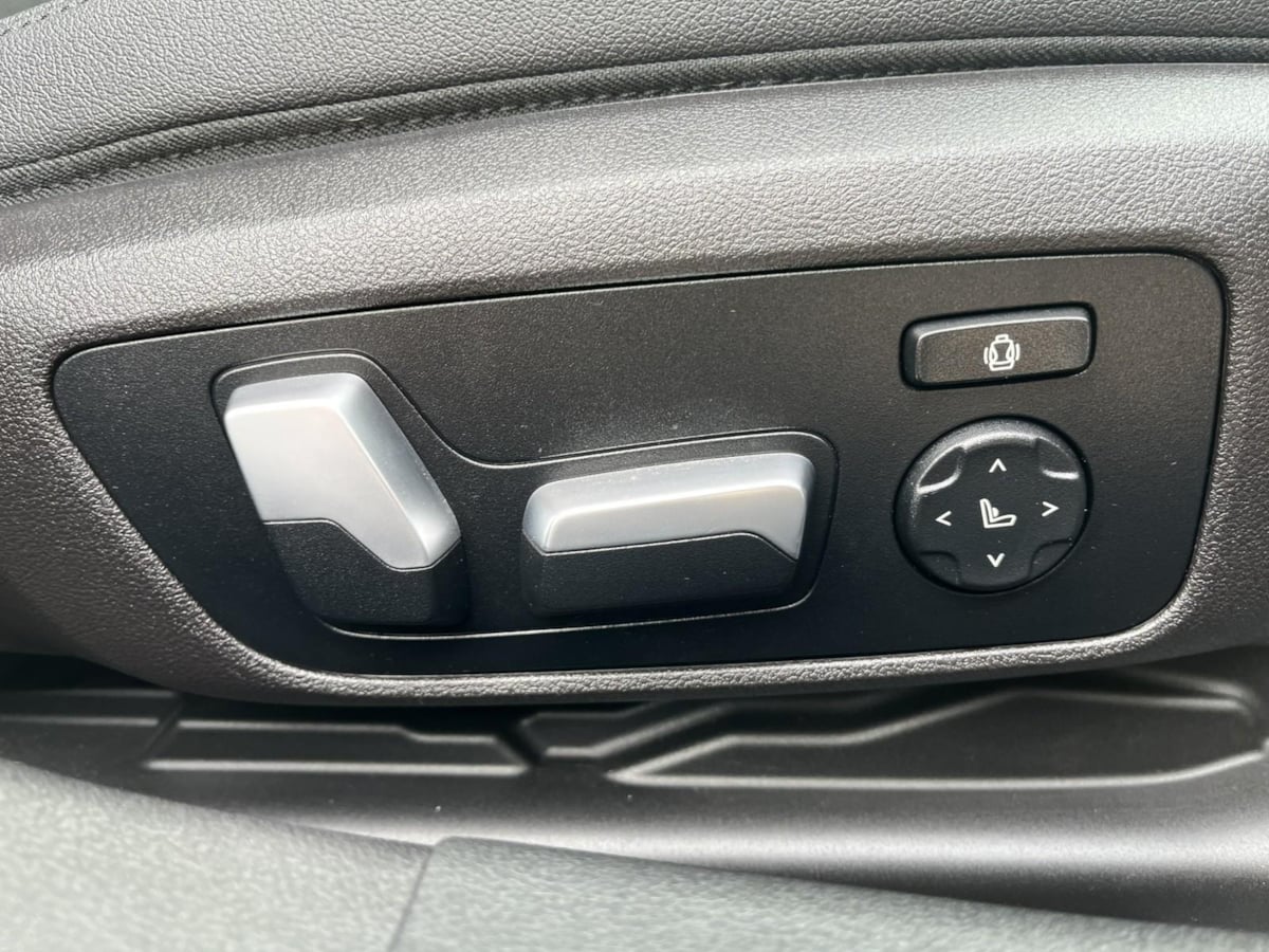 Additional photo of vehicle.