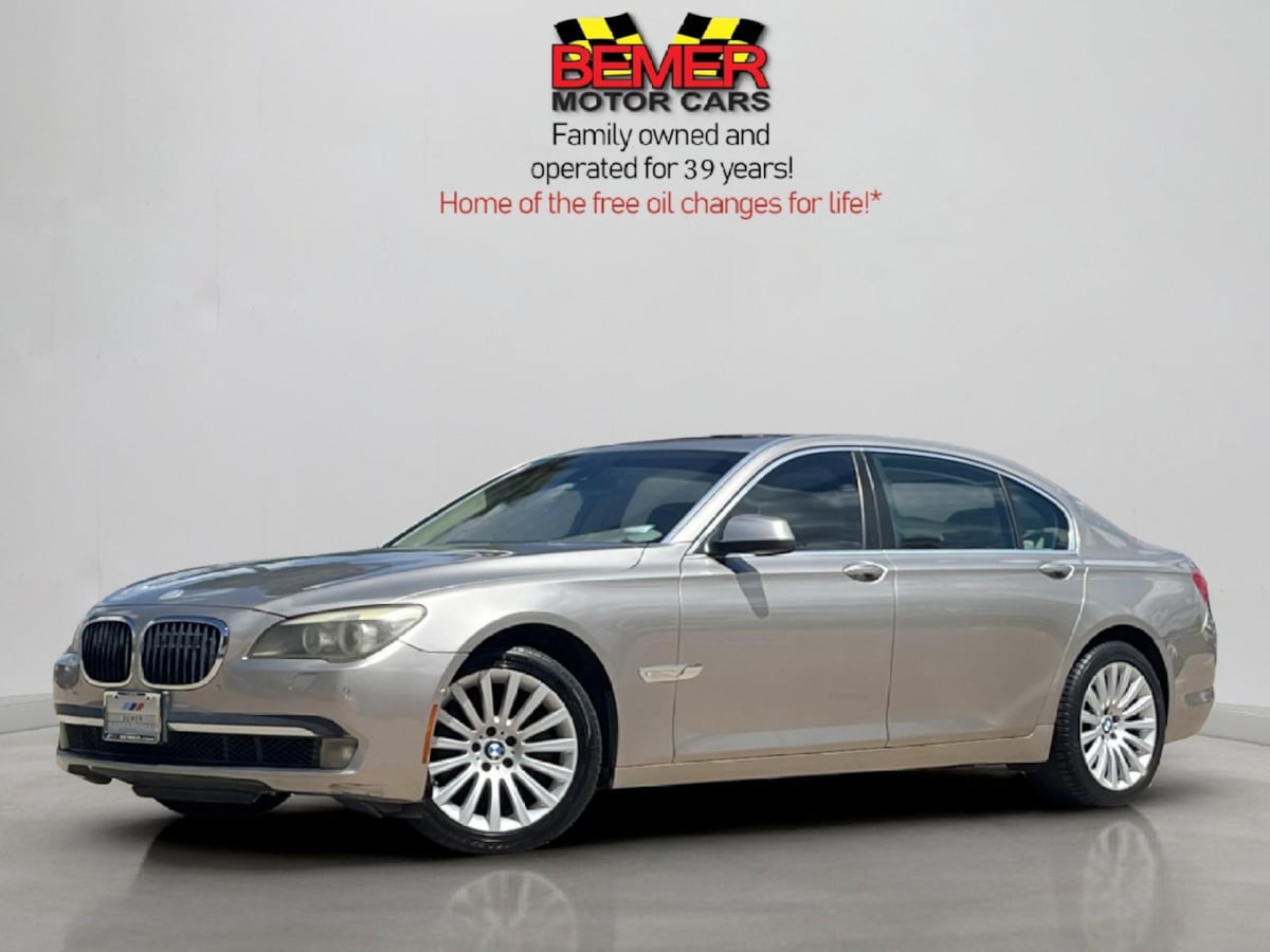Cashmere Silver Metallic 2009 BMW 7 Series Sedan Rear-Wheel Drive Automatic