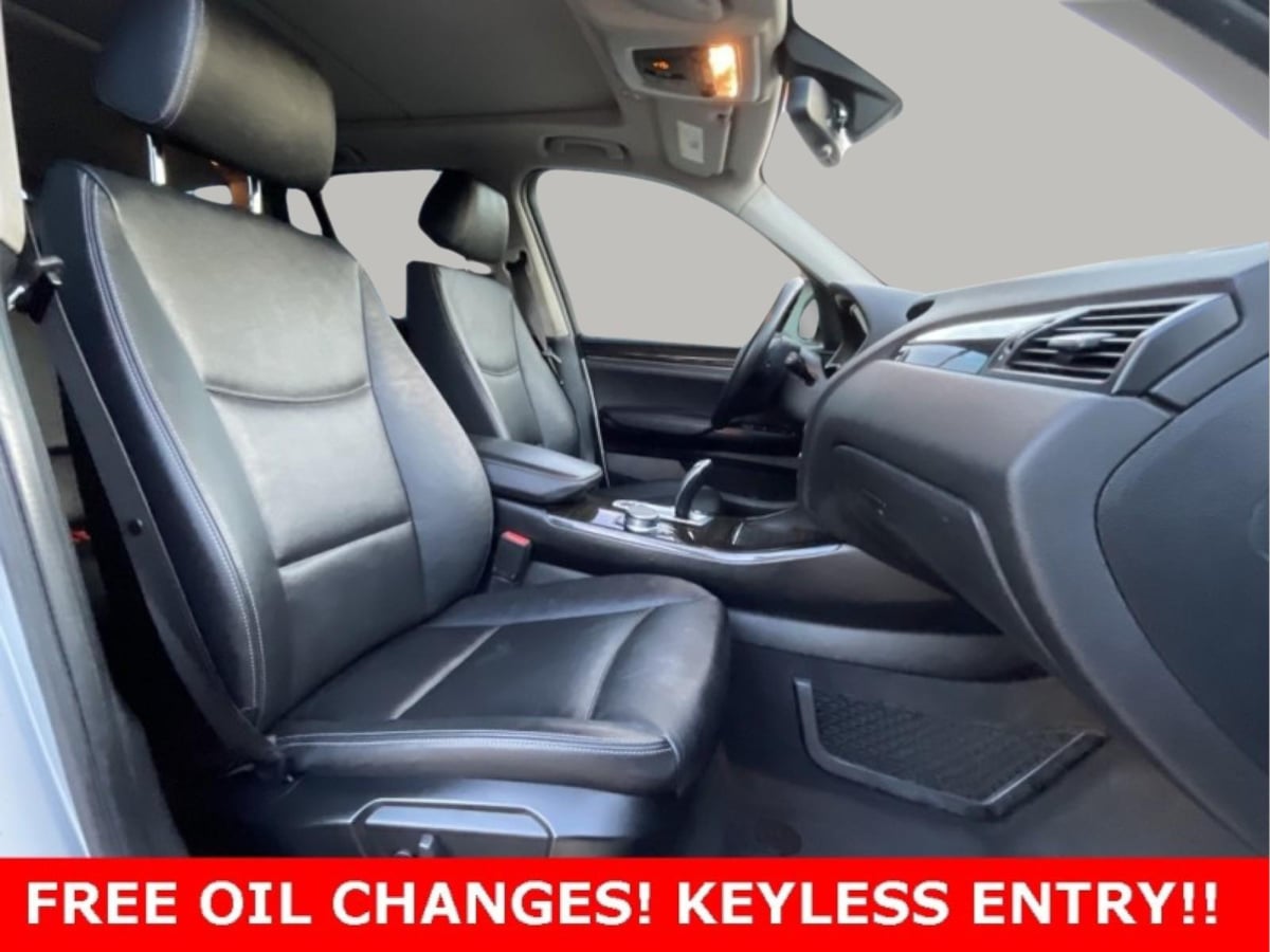 Additional photo of vehicle.