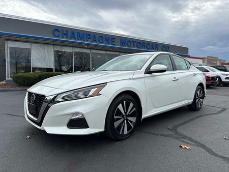 2022 Nissan Altima 2.5 SV with ALL WHEEL DRIVE --36MPG!