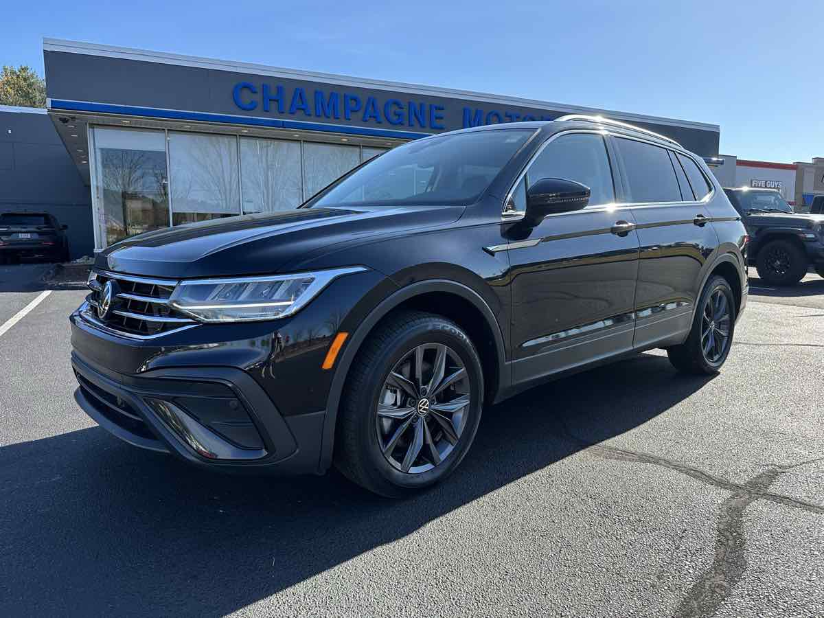 2023 Volkswagen Tiguan SE with Panoramic Sunroof, ONLY 6,000 miles!