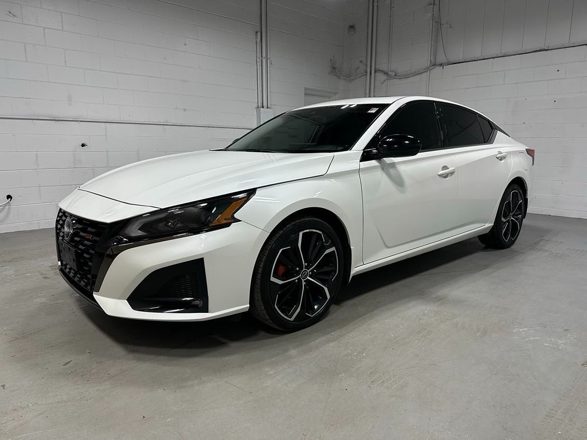 2023 Nissan Altima 2.5 SR Moonroof, AWD, 12.3 inch Screen!  NEW TIRES