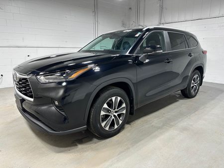 2023 Toyota Highlander XLE with 2nd Row Captains Chairs