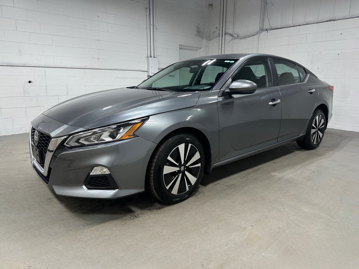 2022 Nissan Altima 2.5 SV Premium Pkg, Moonroof, AWD, 36MPG