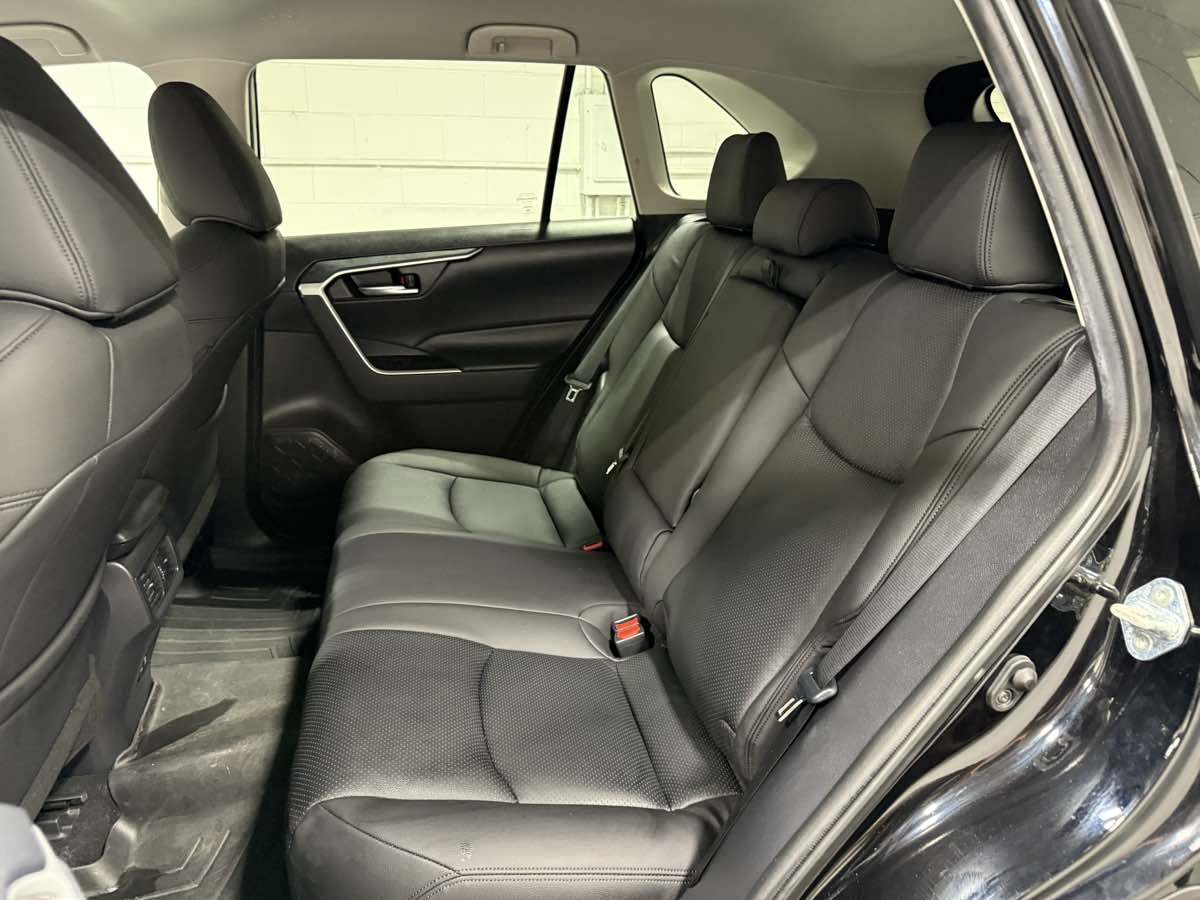 2021 Toyota RAV4 XLE photo 2